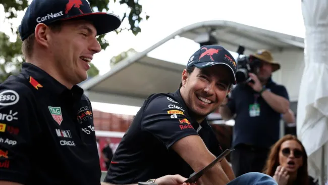 Sergio Pérez con su compañero de equipo