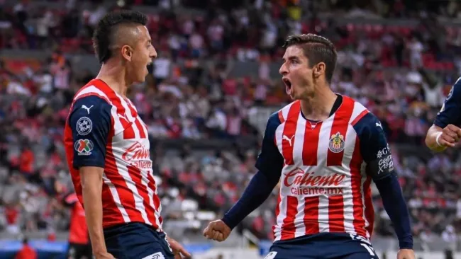 Jugadores de Chivas festejando un gol