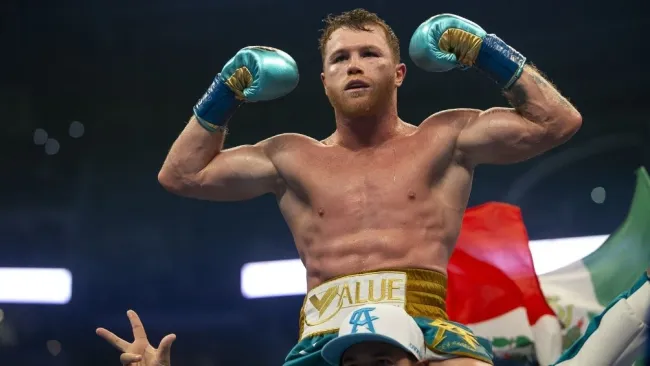 Canelo Álvarez victorioso tras una pelea