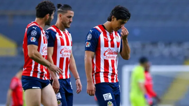 Jugadores de Chivas después del juego ante Atlas