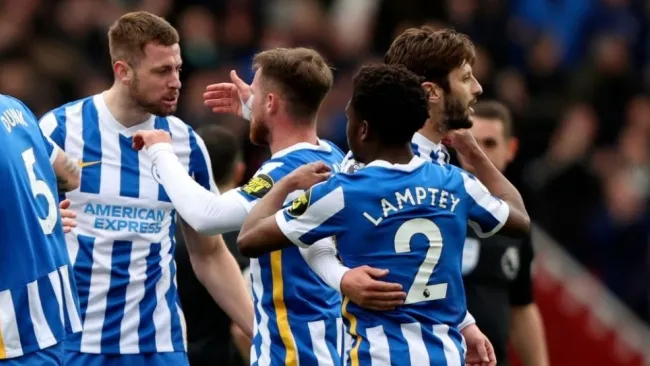 Jugadores del Brighton festejando un gol