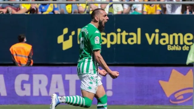 Borja Iglesias festejando un gol