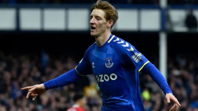 Anthony Gordon festejando un gol