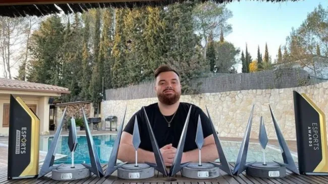 Ibai con sus premios