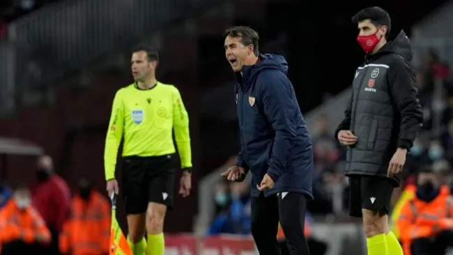 Julen Lopetegui dirigiendo al Sevilla