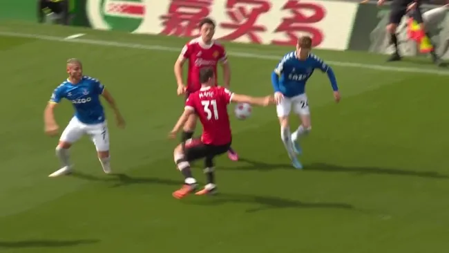 Video: Harry Maguire pidió sancionar una mano de su propio compañero