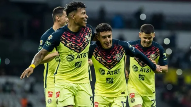 Zendejas y Martínez festejando un gol a favor del América