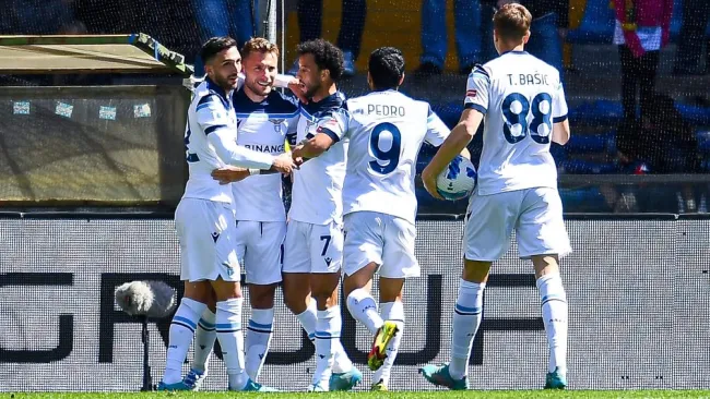 Jugadores del Lazio celebran en partido ante Genoa