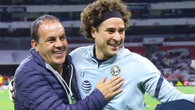 Cuauhtémoc Blanco y Guillermo Ochoa en el Estadio Azteca