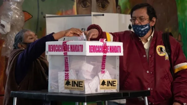 Personas emitiendo su voto