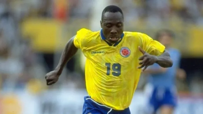 Freddy Rincón en un partido de Colombia