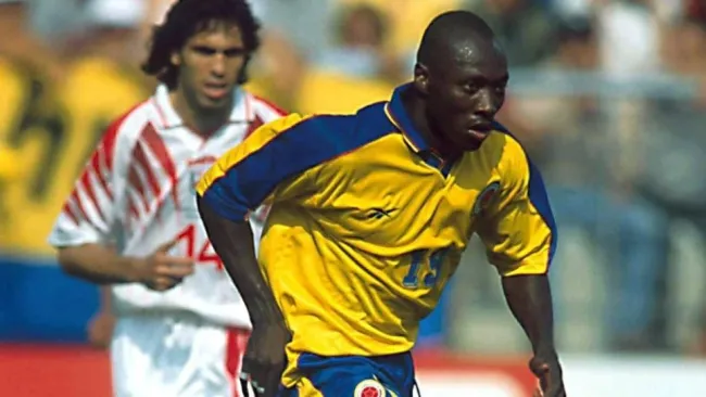 Freddy Rincón en un partido de Colombia