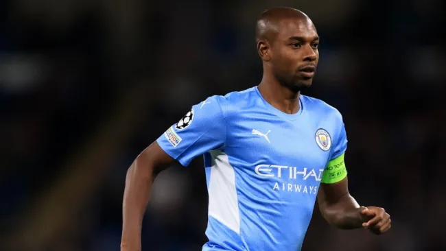 Fernandinho jugando partido con el Manchester City en Champions