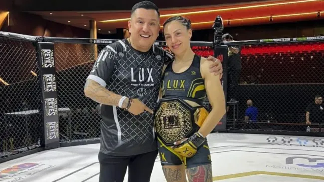 Victoria Alba festejando victoria tras pelea de la UFC