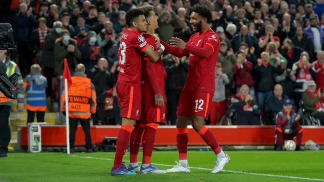 Luis Díaz, Firminho y Gómez celebrando un gol del Liverpool
