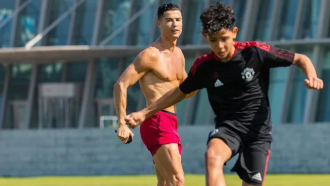 Cristiano Ronaldo y su hijo en un entrenamiento