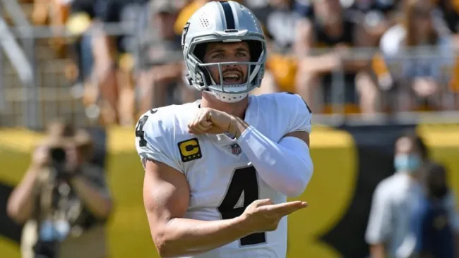 Derek Carr jugando partido de la NFL con Raiders