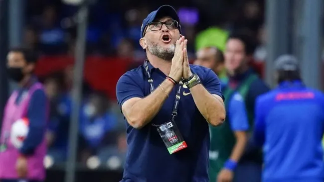 Andrés Lillini dirigiendo a Pumas