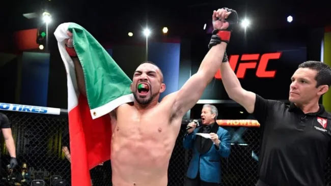 Rafa García con la bandera de México