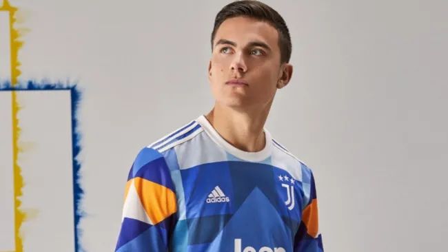 Dybala con la nueva playera de la Juventus 