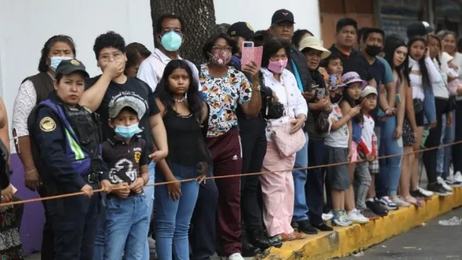 Personas observando el viacrucis de Iztapalapa