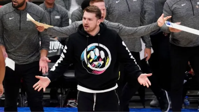 Luka Doncic observando el juego de Dallas Mavericks