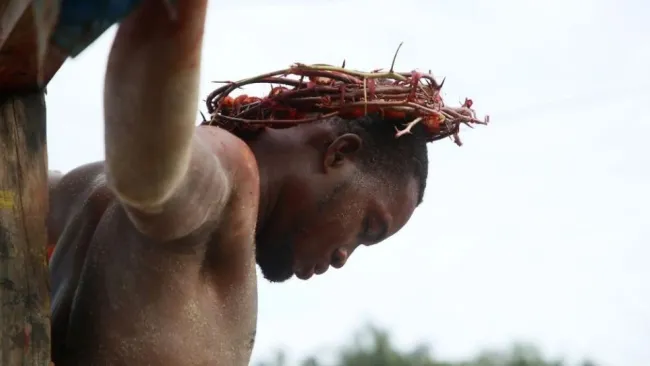 Persona interpretando a Jesús en Nigeria