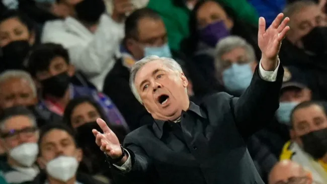 Carlo Ancelotti dirigiendo un partido del Real Madrid