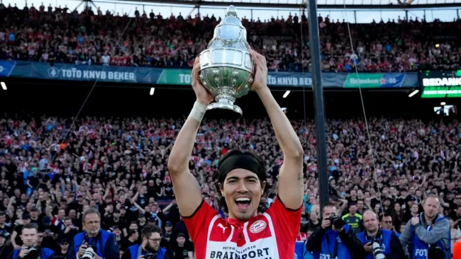 Erick Gutiérrez festejando el título de Copa con el PSV