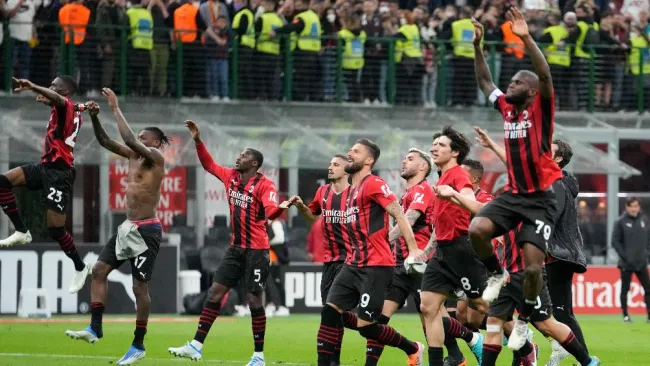 Jugadores del Milan festejando triunfo tras partido de la Serie A