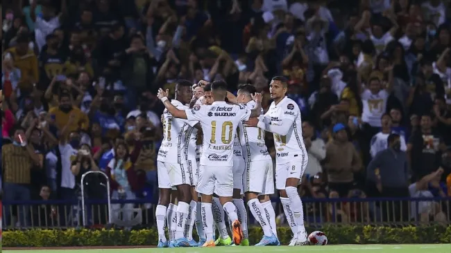 Jugadores de Pumas durante un partido 