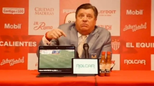 Miguel Herrera y su laptop en conferencia de prensa