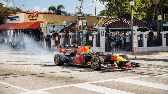 Sergio Pérez a bordo del RB7 realizando 'Race To Miami'