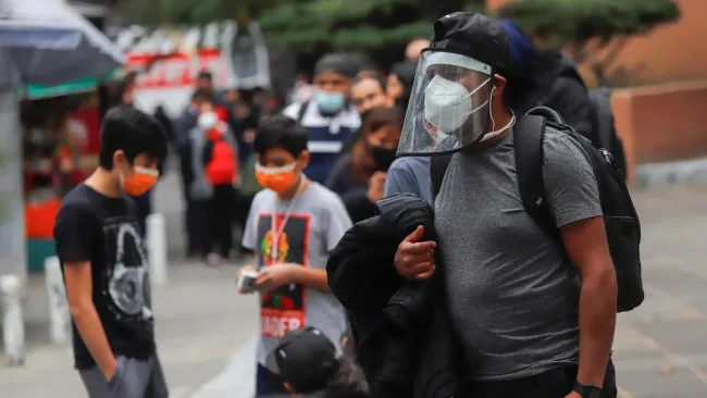 Personas caminando en calles de la Ciudad de México con cubrebocas