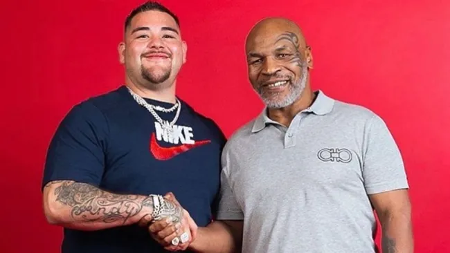 Andy Ruiz junto a Mike Tyson durante una sesión de fotos