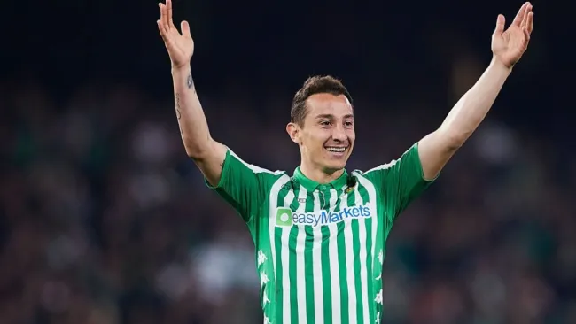 Andrés Guardado en un partido con el Betis 
