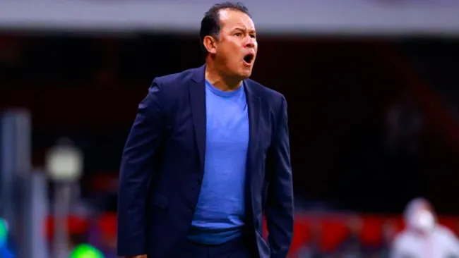 Juan Reynoso durante un partido con Cruz Azul