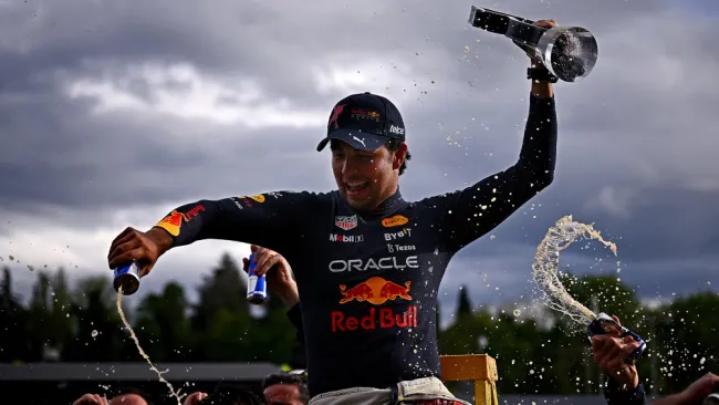 Checo Pérez festejando el 1-2 de Red Bull