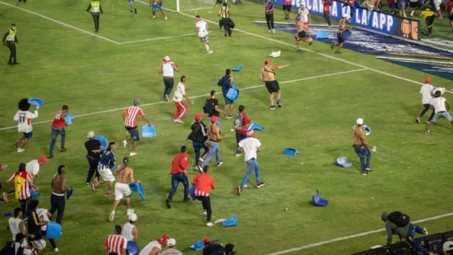 Personas durante la riña