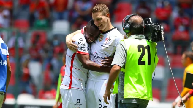 Quiñones y Furch celebrando la victoria de Atlas 