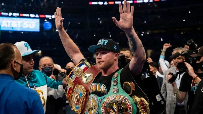 Canelo Álvarez tras ganar una pelea