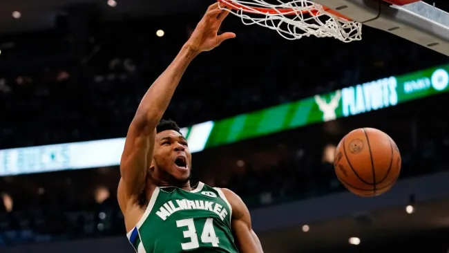 Giannis clava el balón con furia