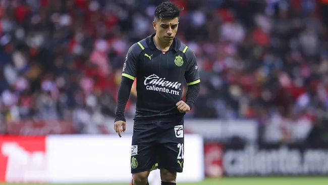 Fernando Beltrán jugando partido con Chivas en la Liga MX