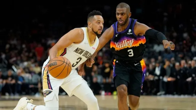 CJ McCollum y Chris Paul durante el partido