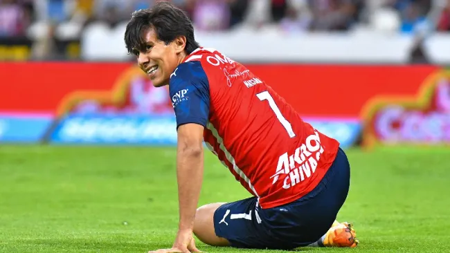 José Juan Macías jugando partido de Liga MX con las Chivas