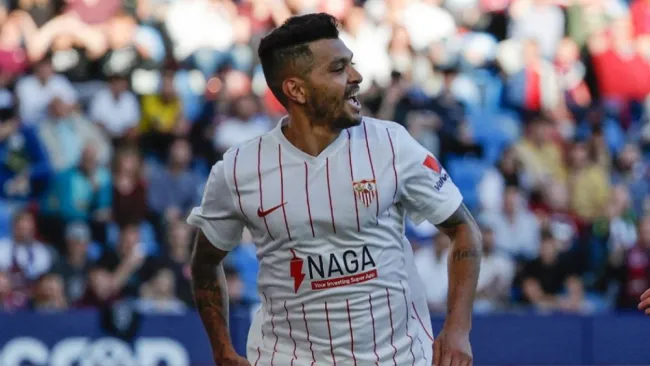 Tecatito Corona en un partido del Sevilla
