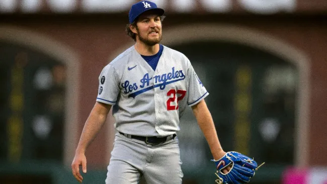 Trevor Bauer jugando partido de beisbol en la MLB con los Dodgers