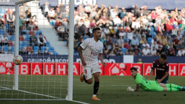Tecatito Corona celebrando un gol con el Sevilla