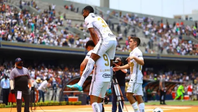Jugadores de Pumas festejando un gol