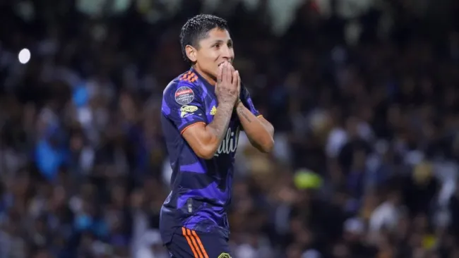  Raúl Ruidíaz en acción ante Pumas